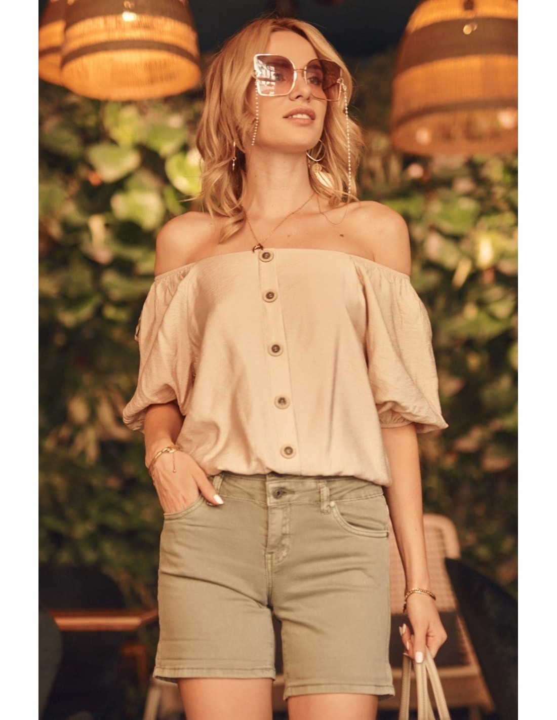 Kurze Bluse mit Knöpfen und kurzen Ärmeln, beige MP29363 – Online-Shop – Boutique